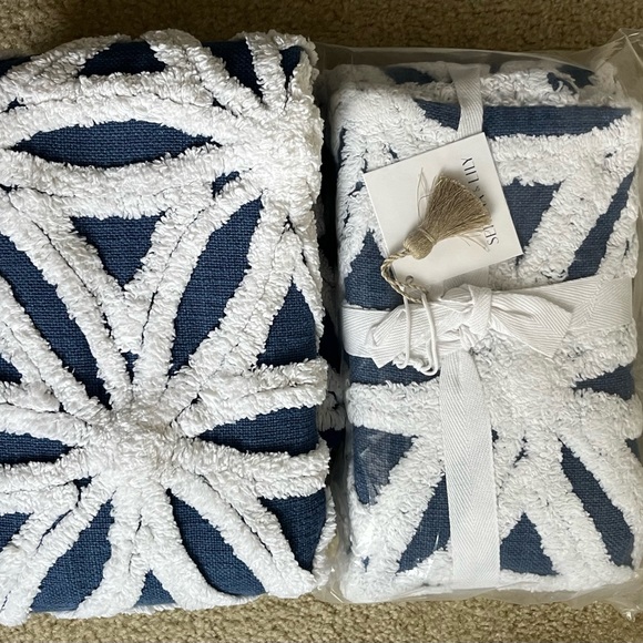NEW PAIR of Serena & Lily French Blue & White Hand Tufted Chenille Pillow Shams - Picture 3 of 7